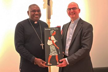 Bischof Isaac Dugu (links) aus Katsina-Ala in Nigeria hat am Mittwoch, 25. November, Bischof Dr. Franz Jung in Würzburg besucht. Er überreichte dabei eine Tafel,  auf der in seiner Muttersprache Tiv "Gegrüßet seist Du, Maria" steht. 