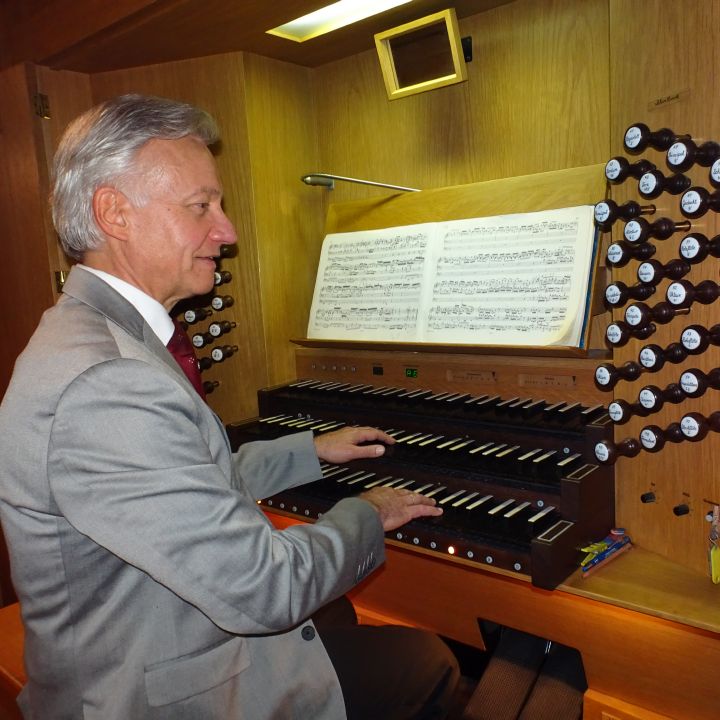 Stadtkantor Burkhard Ascherl eröffnet den Bad Kissinger Orgelzyklus.